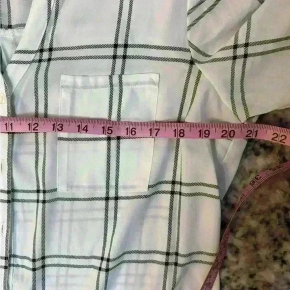 Lightweight black-and-white button-down - Picture 7 of 8